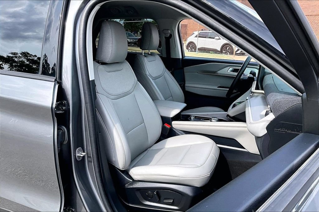 Certified 2025 Ford Explorer Active w/ Active Comfort Package RWD image 7