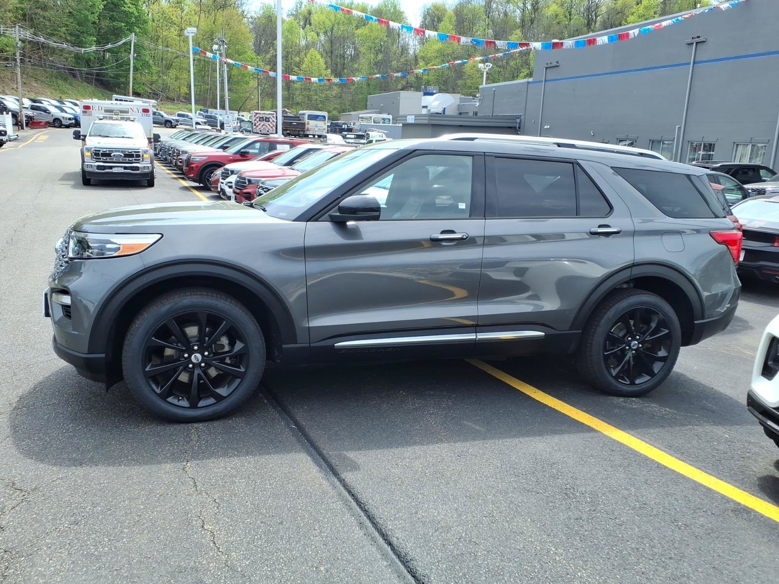 Certified 2023 Ford Explorer Platinum w/ Technology Package AWD/4WD image 5