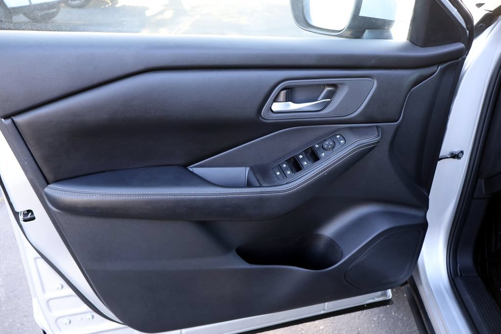 Used 2025 Nissan Rogue SV FWD image 27