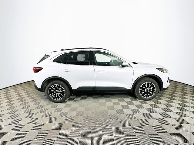 Certified 2025 Ford Escape SE w/ Class II Trailer Tow Package FWD image 13