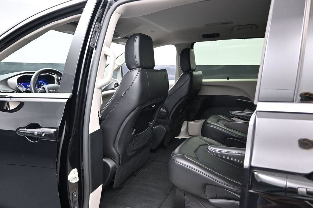 Used 2024 Chrysler Pacifica Touring-L FWD image 19