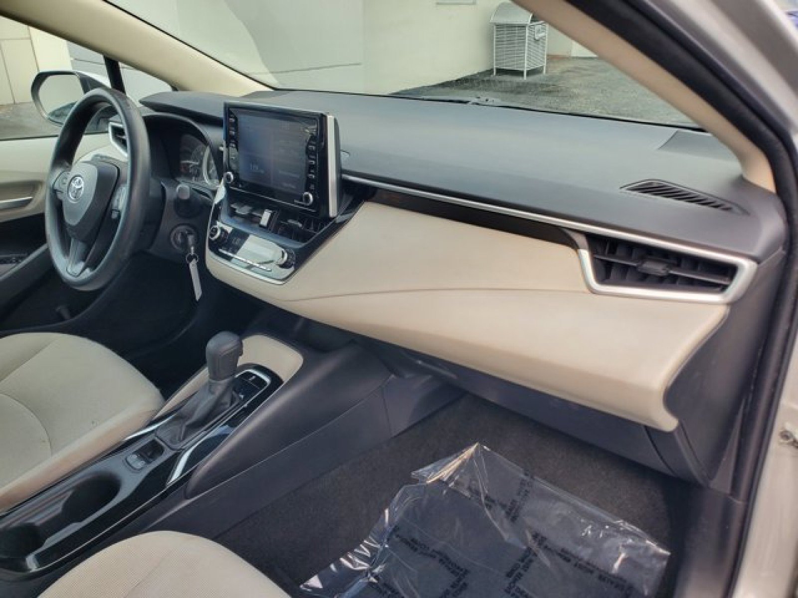 Used 2021 Toyota Corolla LE image 30