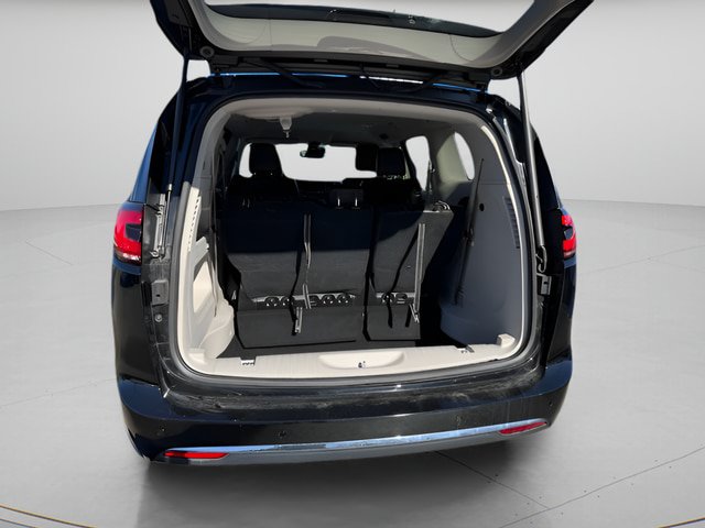 Used 2024 Chrysler Pacifica Touring-L FWD image 11