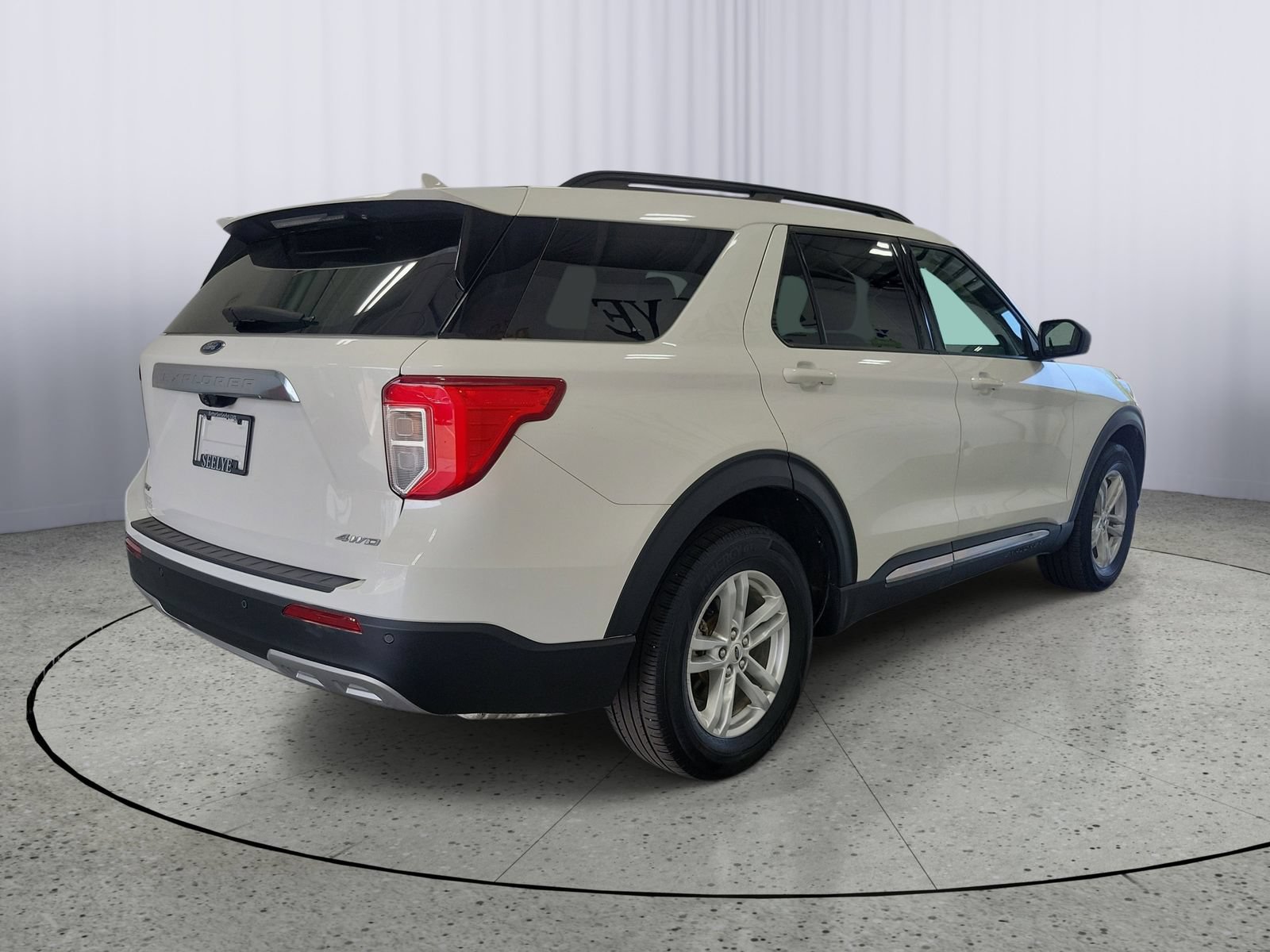 Certified 2022 Ford Explorer XLT w/ Equipment Group 202A AWD/4WD image 2