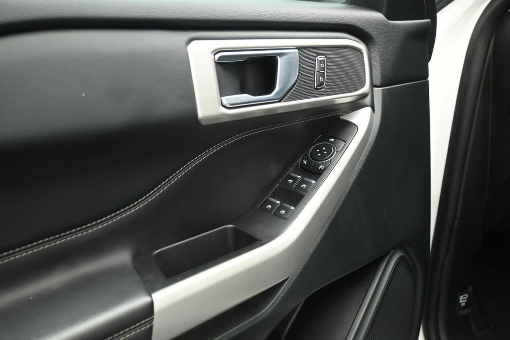 Certified 2024 Ford Explorer XLT RWD image 8