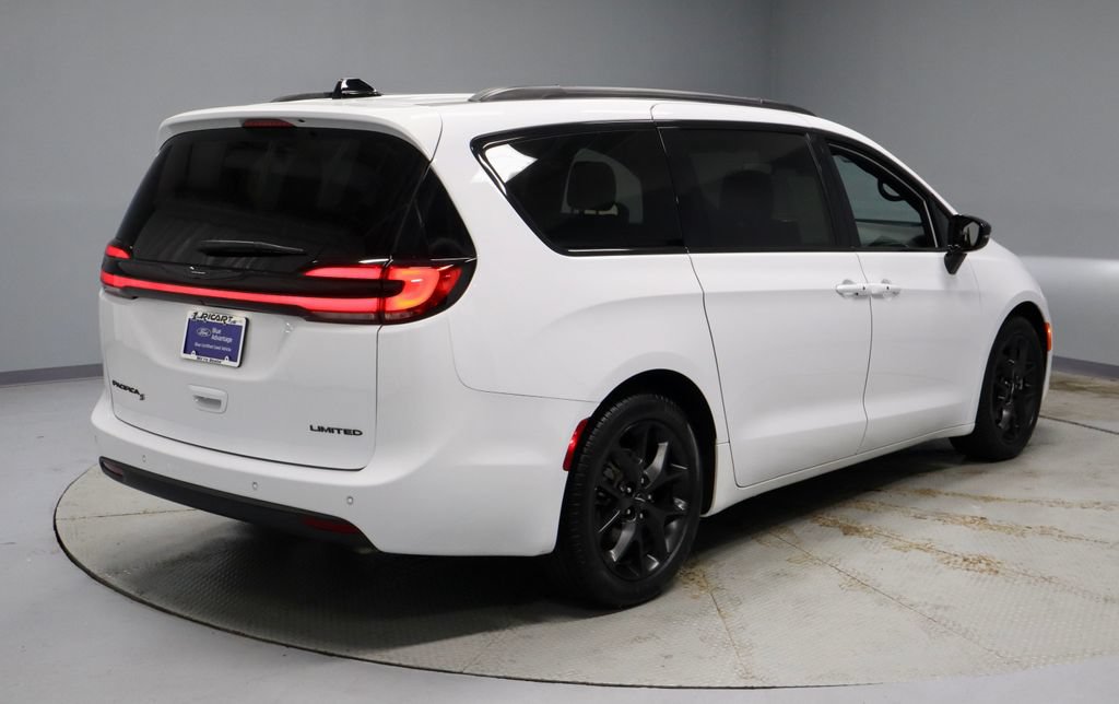 Used 2025 Chrysler Pacifica Limited FWD image 13