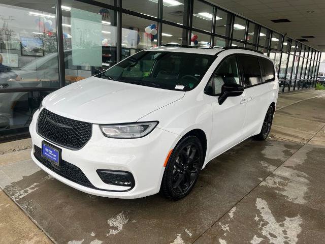 Used 2025 Chrysler Pacifica Limited FWD image 1