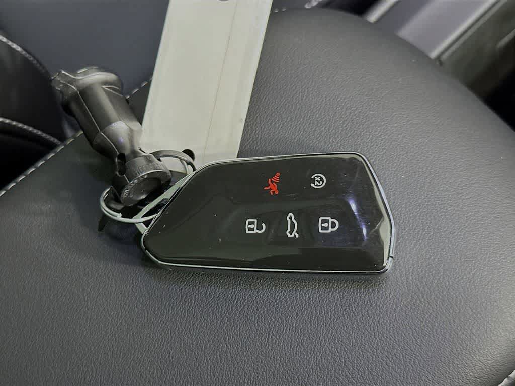 Used 2025 Volkswagen Tiguan SE w/ Panoramic Sunroof Package AWD/4WD image 21