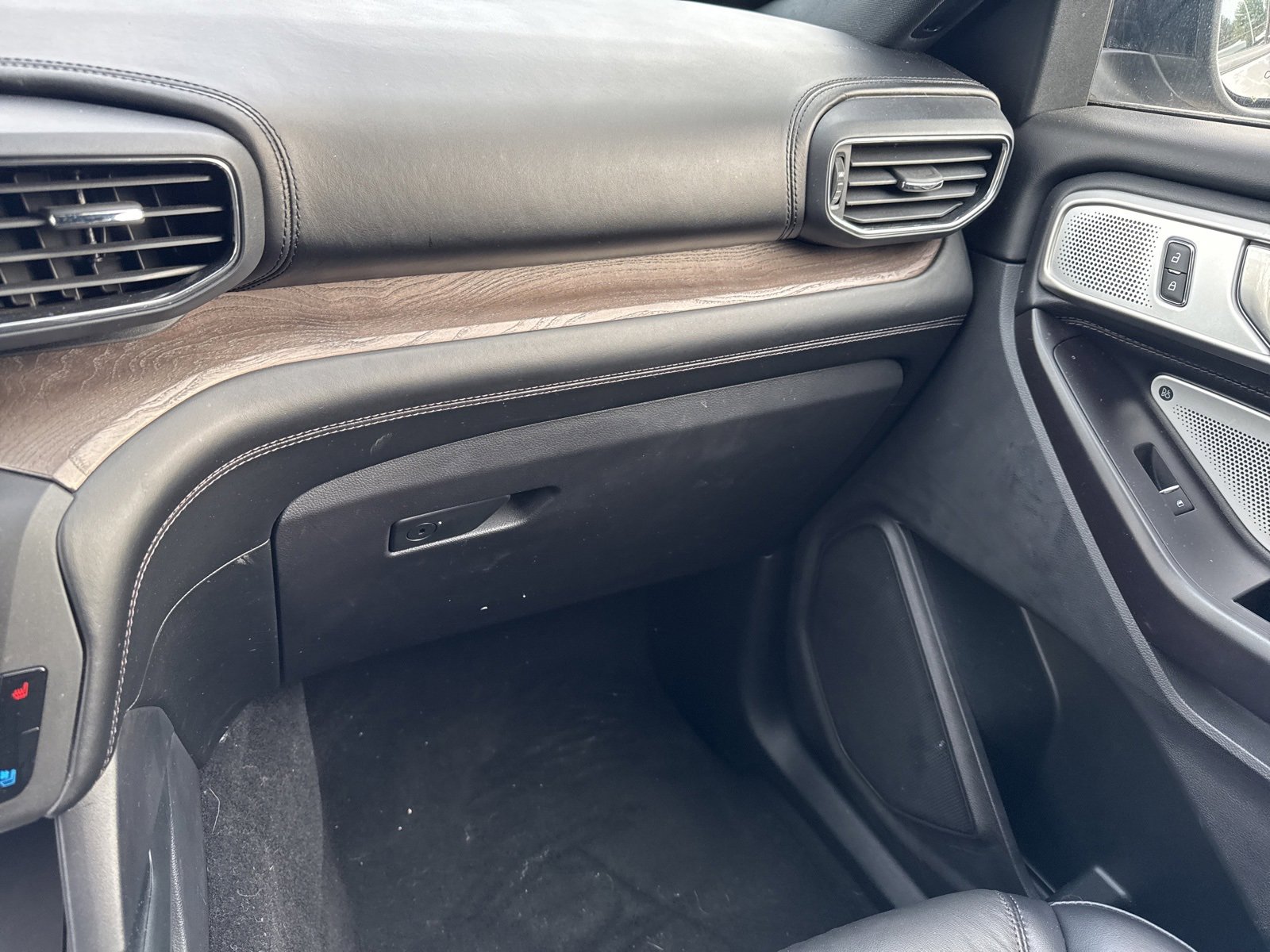 Certified 2020 Ford Explorer Platinum w/ Premium Technology Package image 35