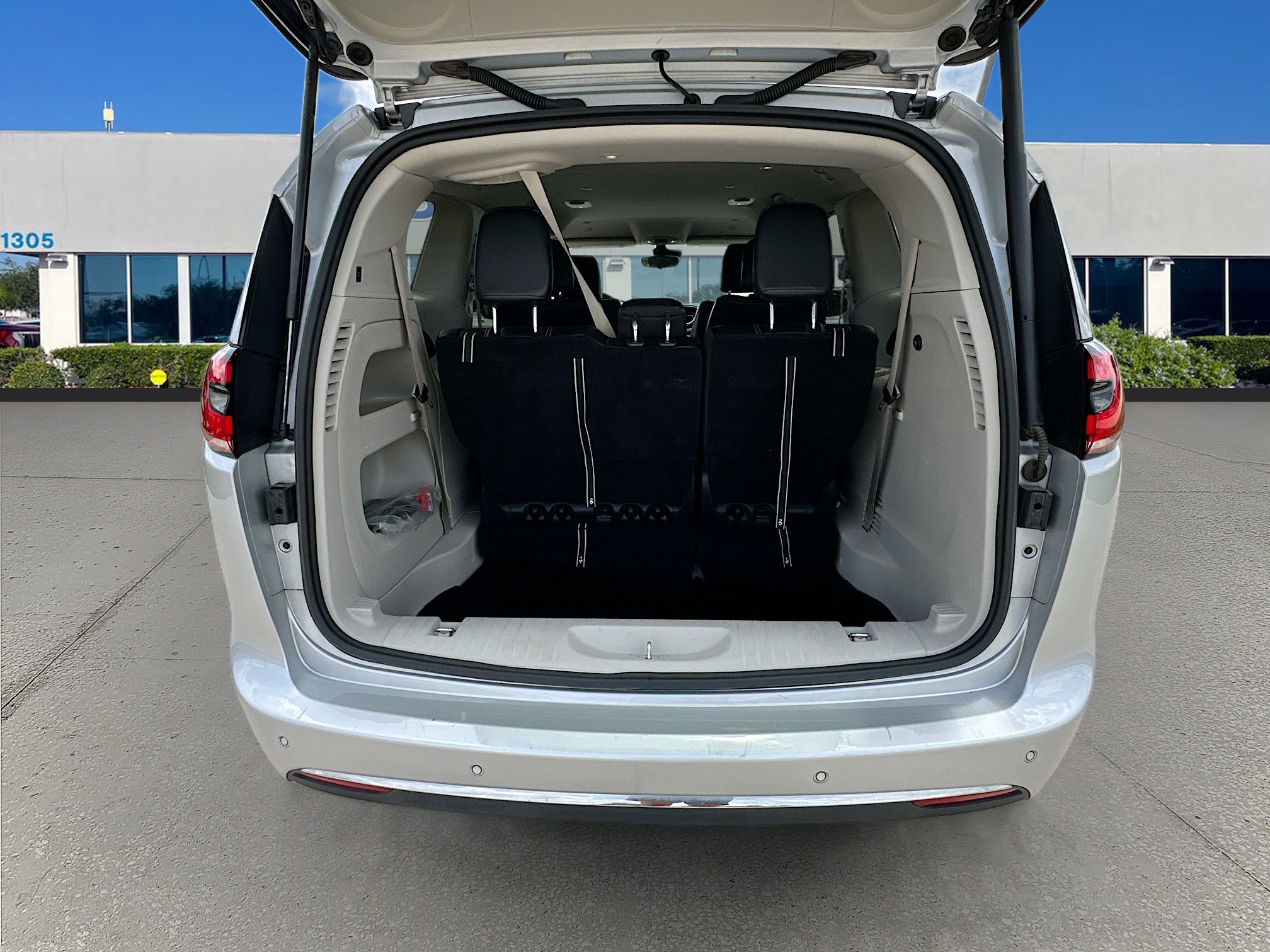 Used 2024 Chrysler Pacifica Touring-L FWD image 23