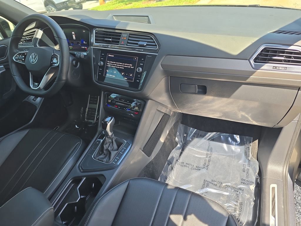 Used 2024 Volkswagen Tiguan SE R-Line image 10