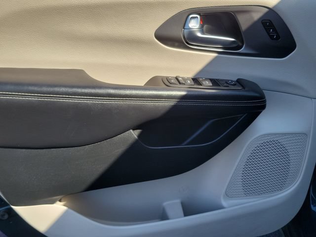 Used 2022 Chrysler Pacifica Touring-L FWD image 20