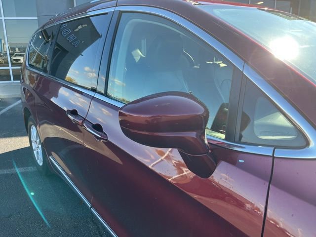 Used 2020 Chrysler Pacifica Touring-L image 10