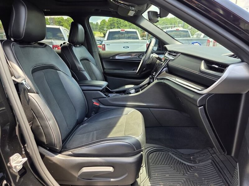 Used 2022 Jeep Grand Cherokee Altitude RWD image 19