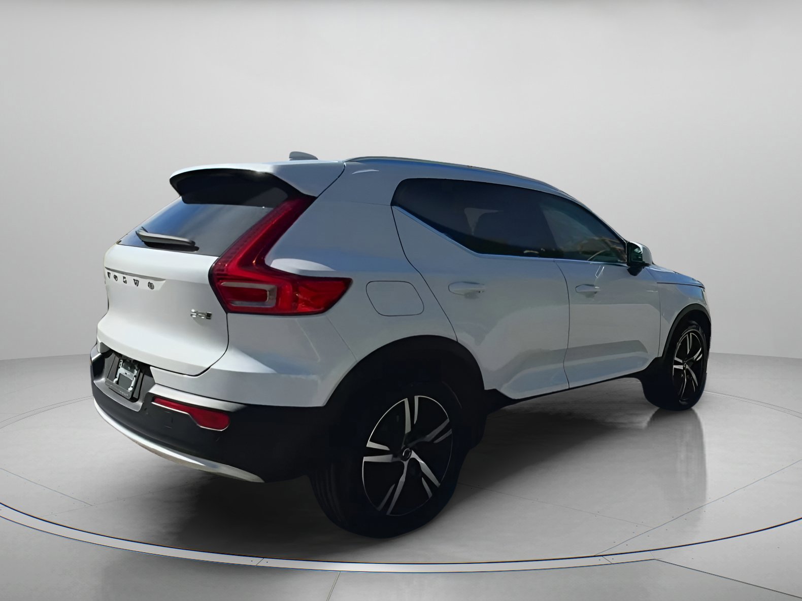 Used 2023 Volvo XC40 B5 Plus image 21