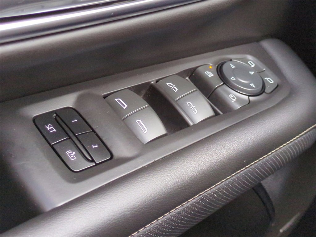 Used 2024 GMC Yukon SLT w/ SLT Luxury Package image 24