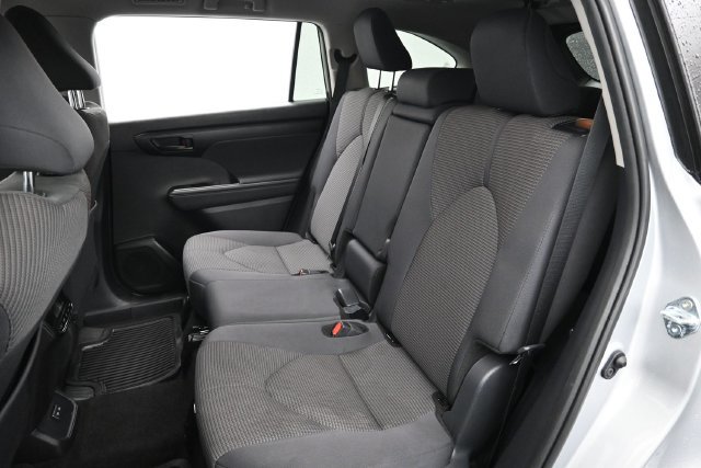 Used 2025 Toyota Highlander LE FWD image 23