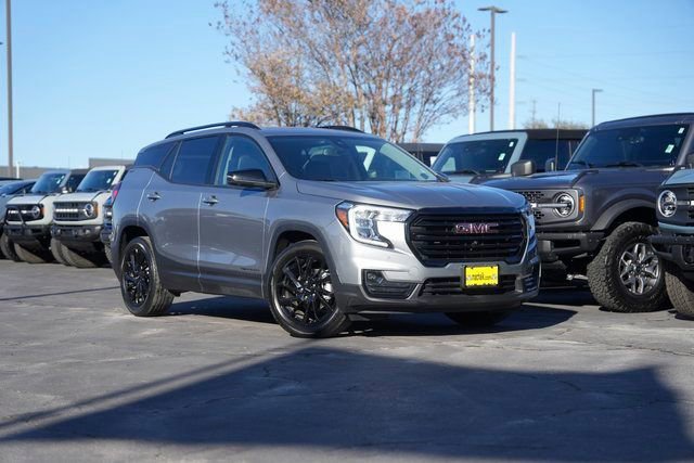 Used 2023 GMC Terrain SLT w/ Tech Package image 2