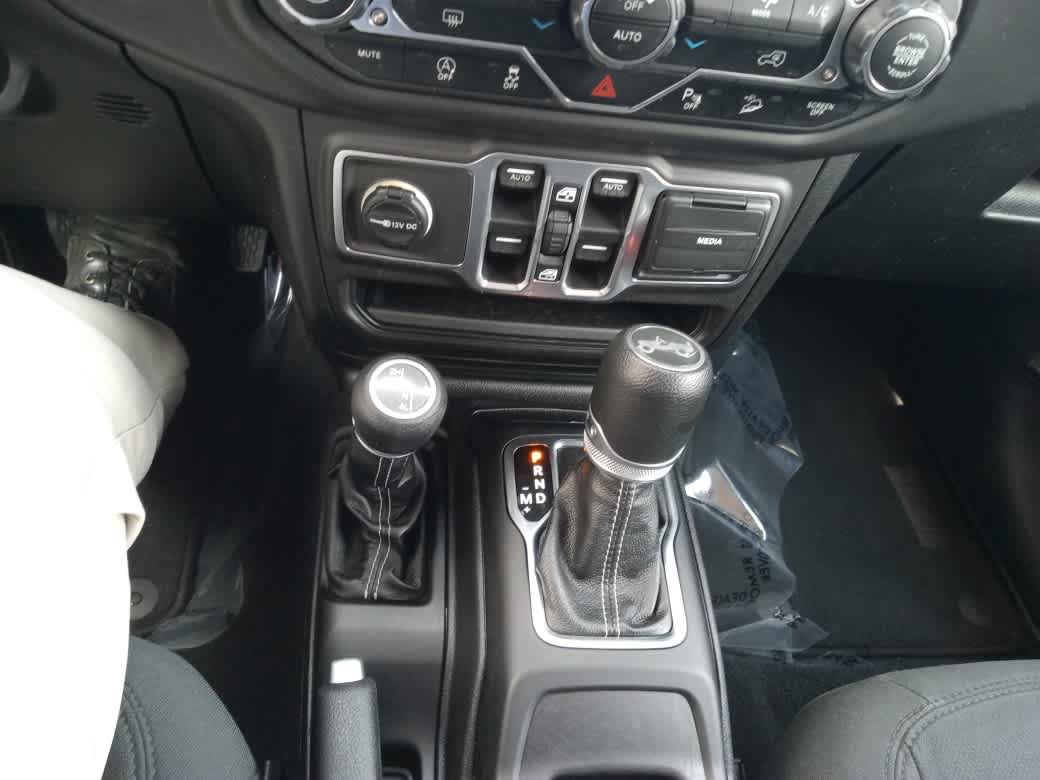 Used 2018 Jeep Wrangler Unlimited Sahara AWD/4WD image 19