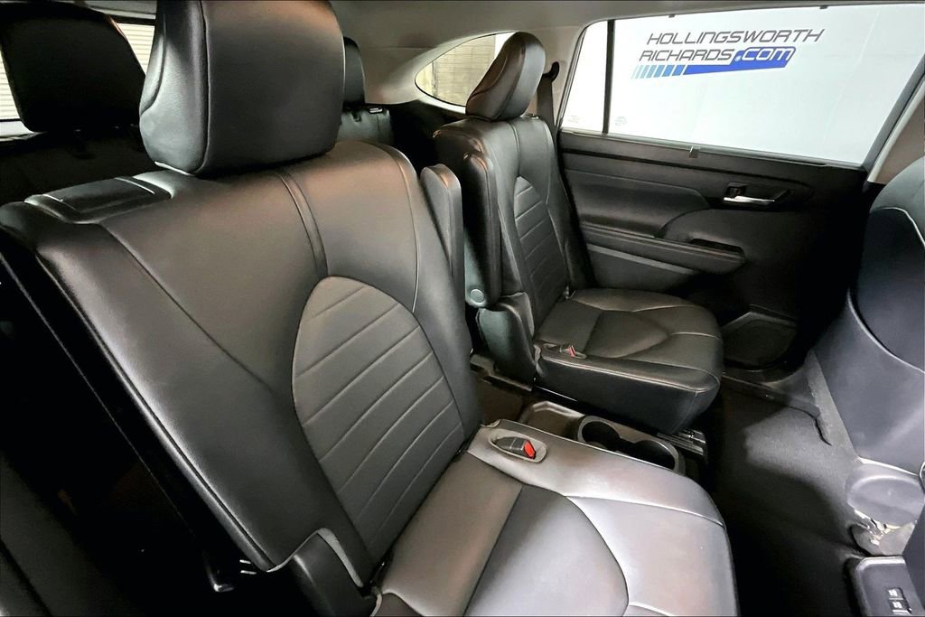 Used 2021 Toyota Highlander XLE AWD/4WD image 17