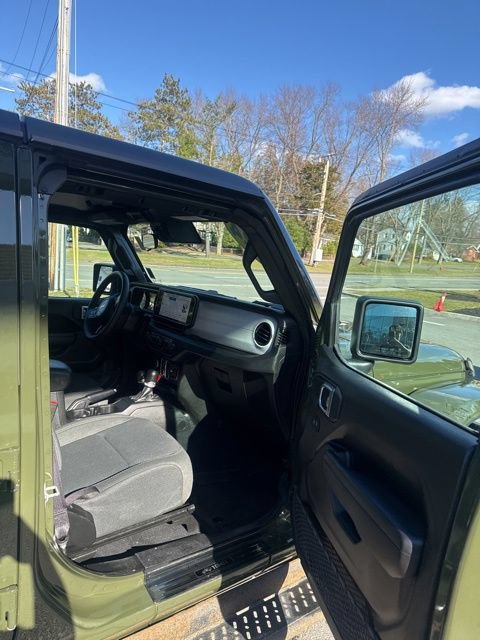 Used 2024 Jeep Wrangler Unlimited w/ Convenience Group AWD/4WD image 21