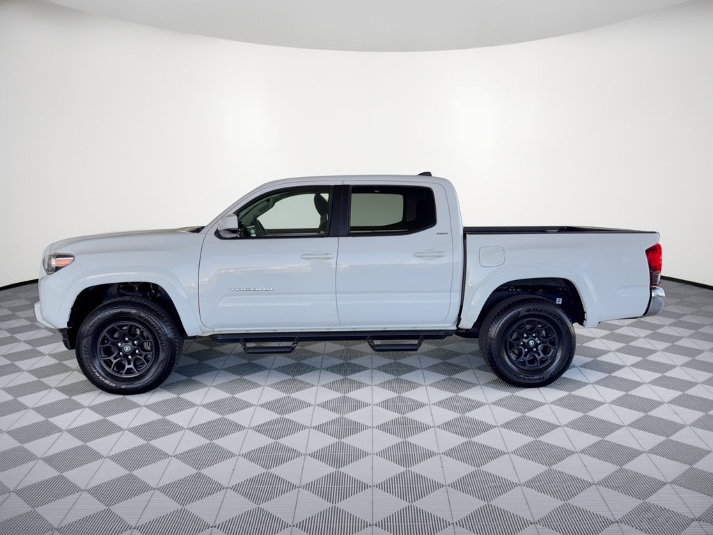 Used 2022 Toyota Tacoma SR5 AWD/4WD image 2