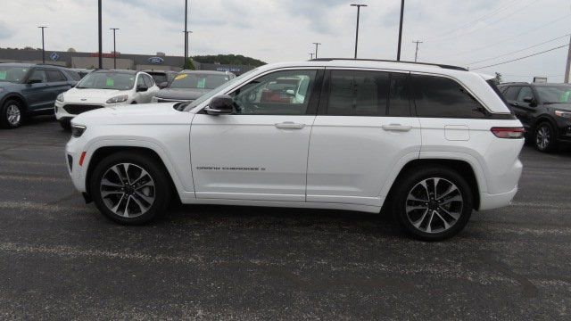 Used 2022 Jeep Grand Cherokee Overland image 2