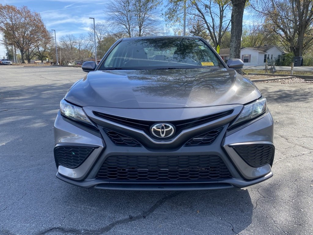 Used 2021 Toyota Camry SE image 2
