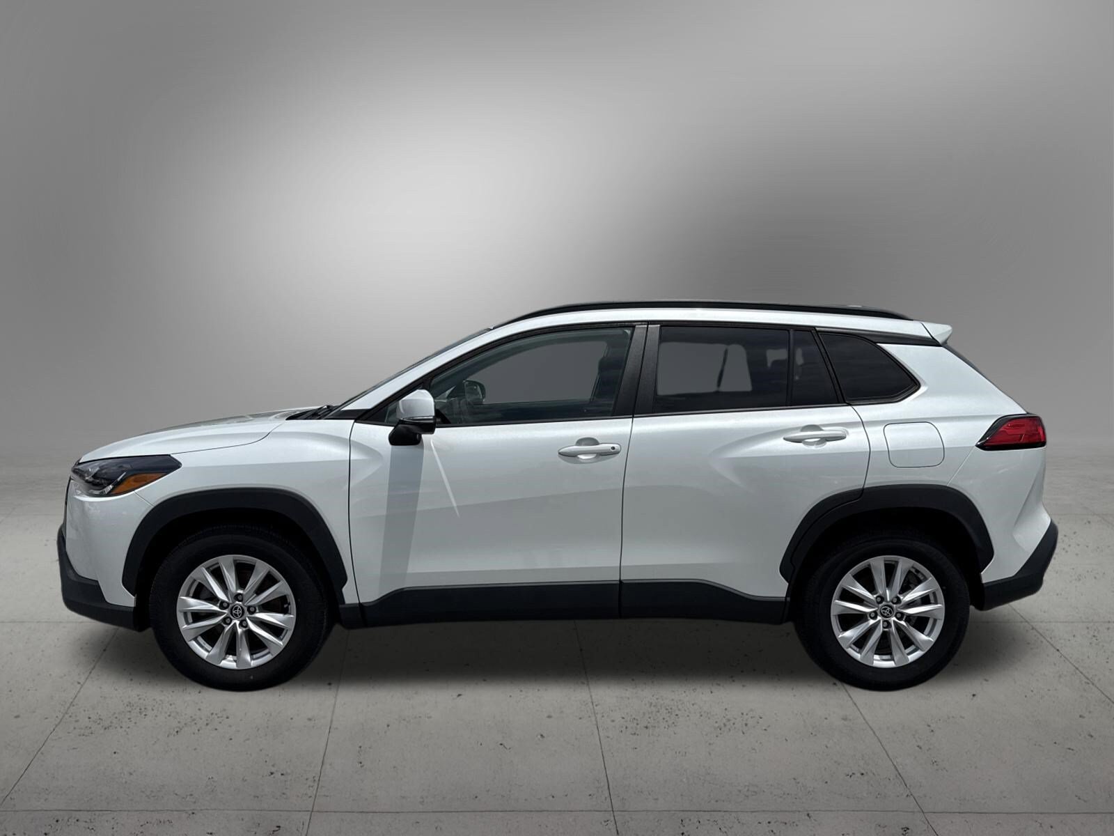 Used 2022 Toyota Corolla Cross LE AWD/4WD image 2
