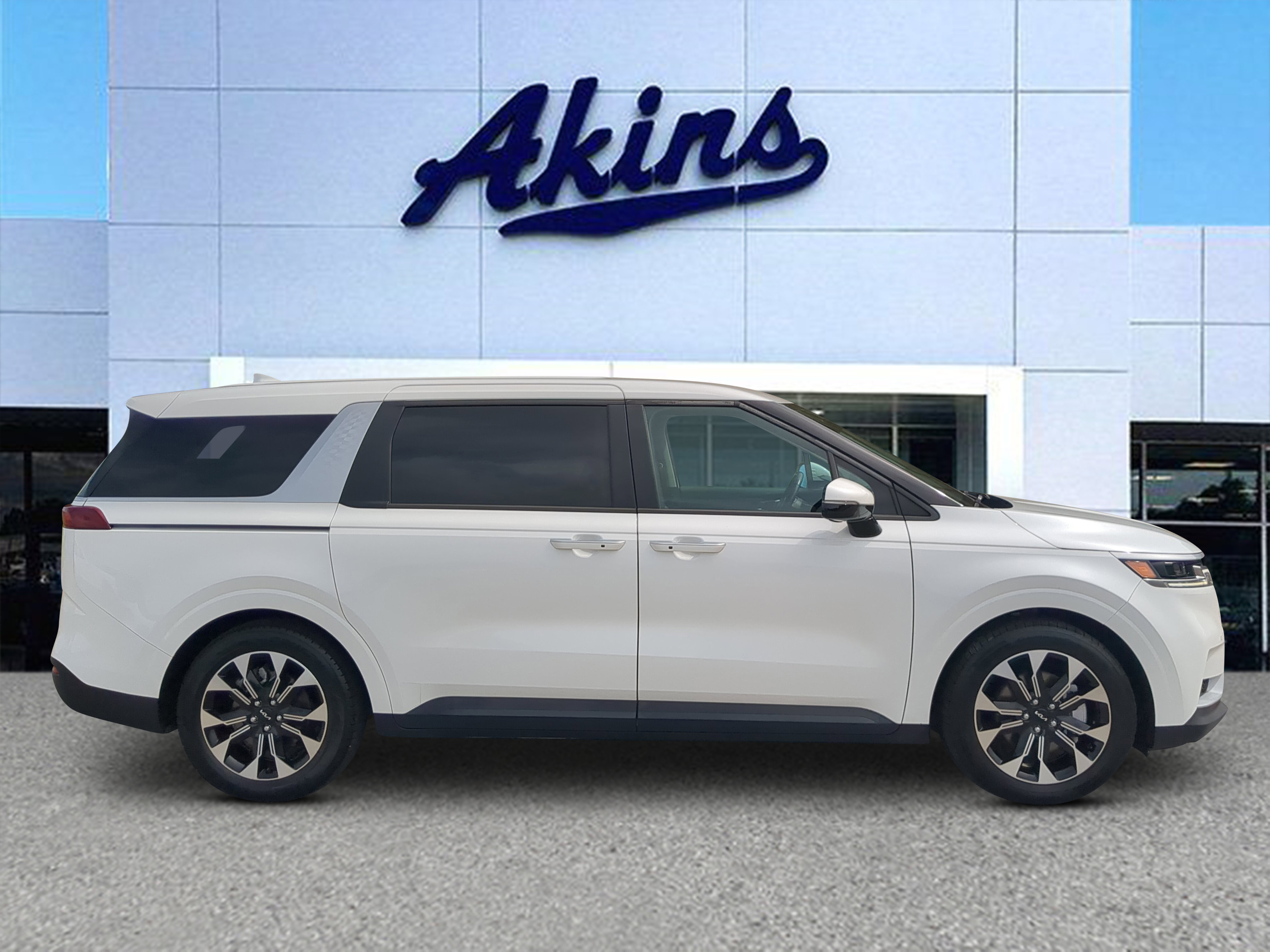 Used 2023 Kia Carnival EX FWD image 1