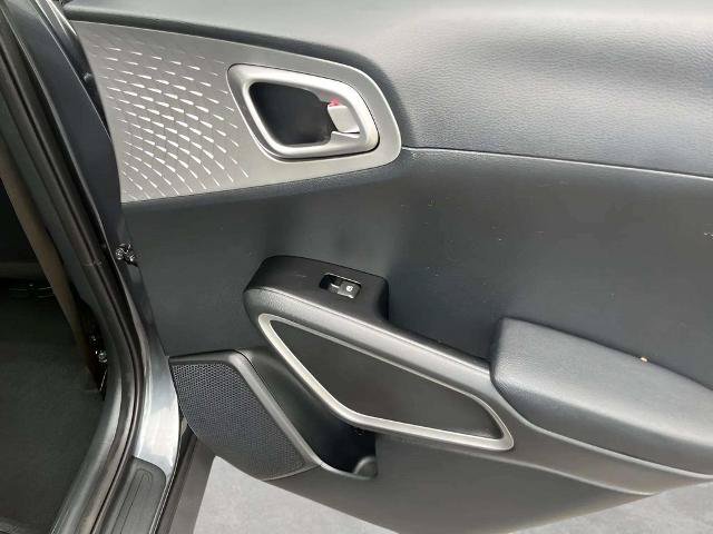 Used 2025 Kia Soul LX w/ LX Technology Package FWD image 11