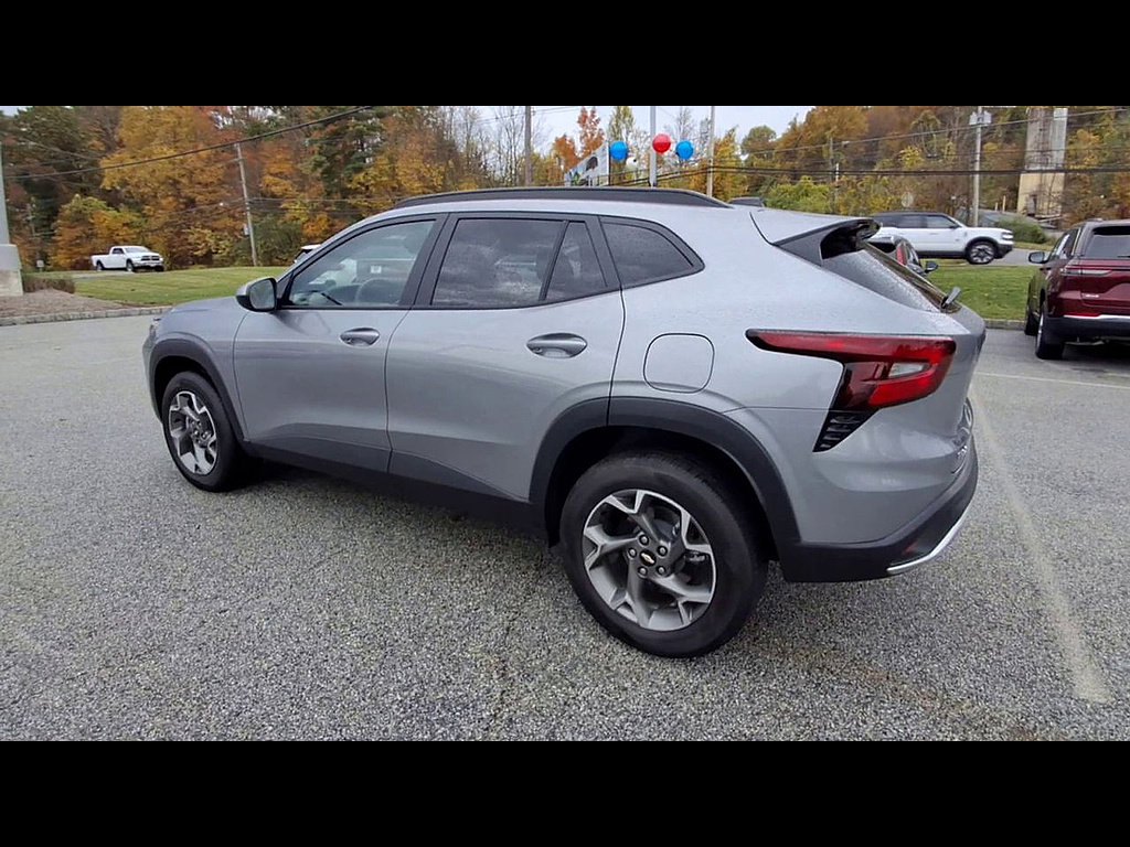 Used 2025 Chevrolet Trax LT FWD image 6