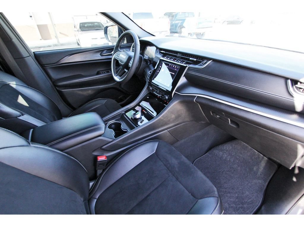 Used 2024 Jeep Grand Cherokee Altitude RWD image 28