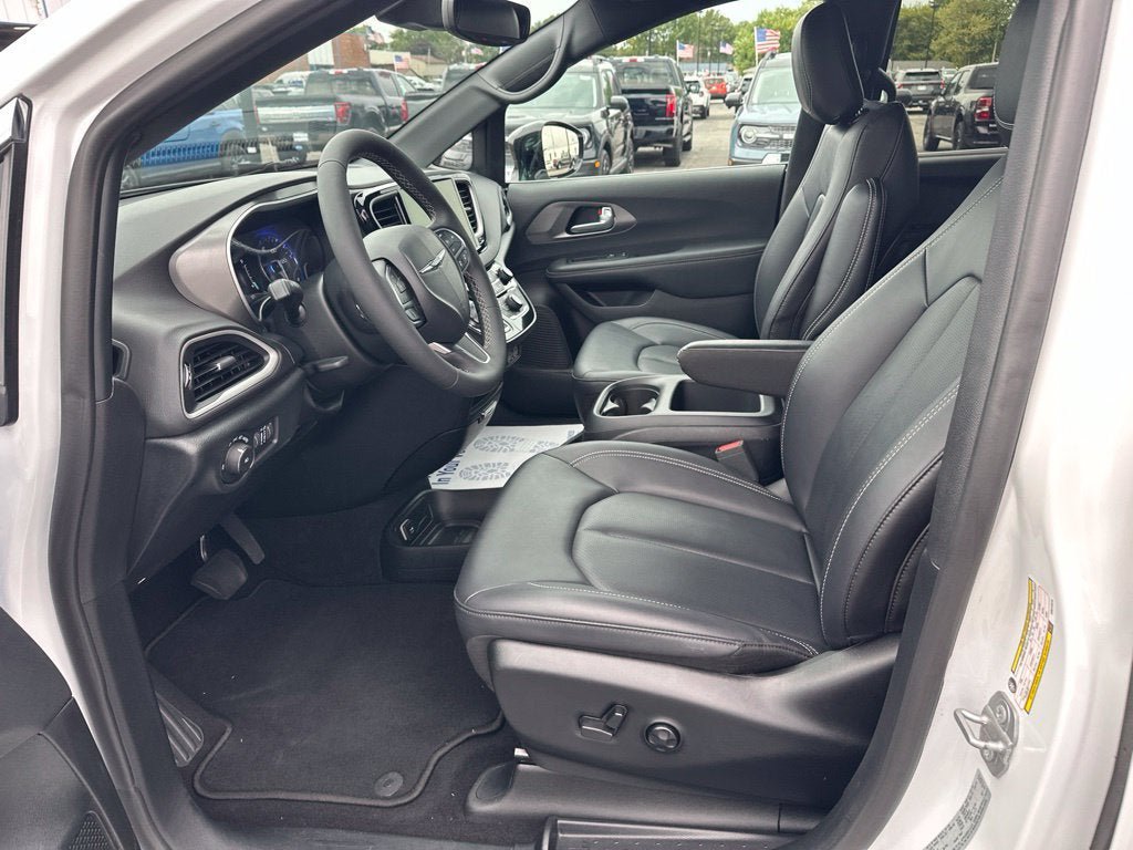 Used 2025 Chrysler Pacifica Select FWD image 14
