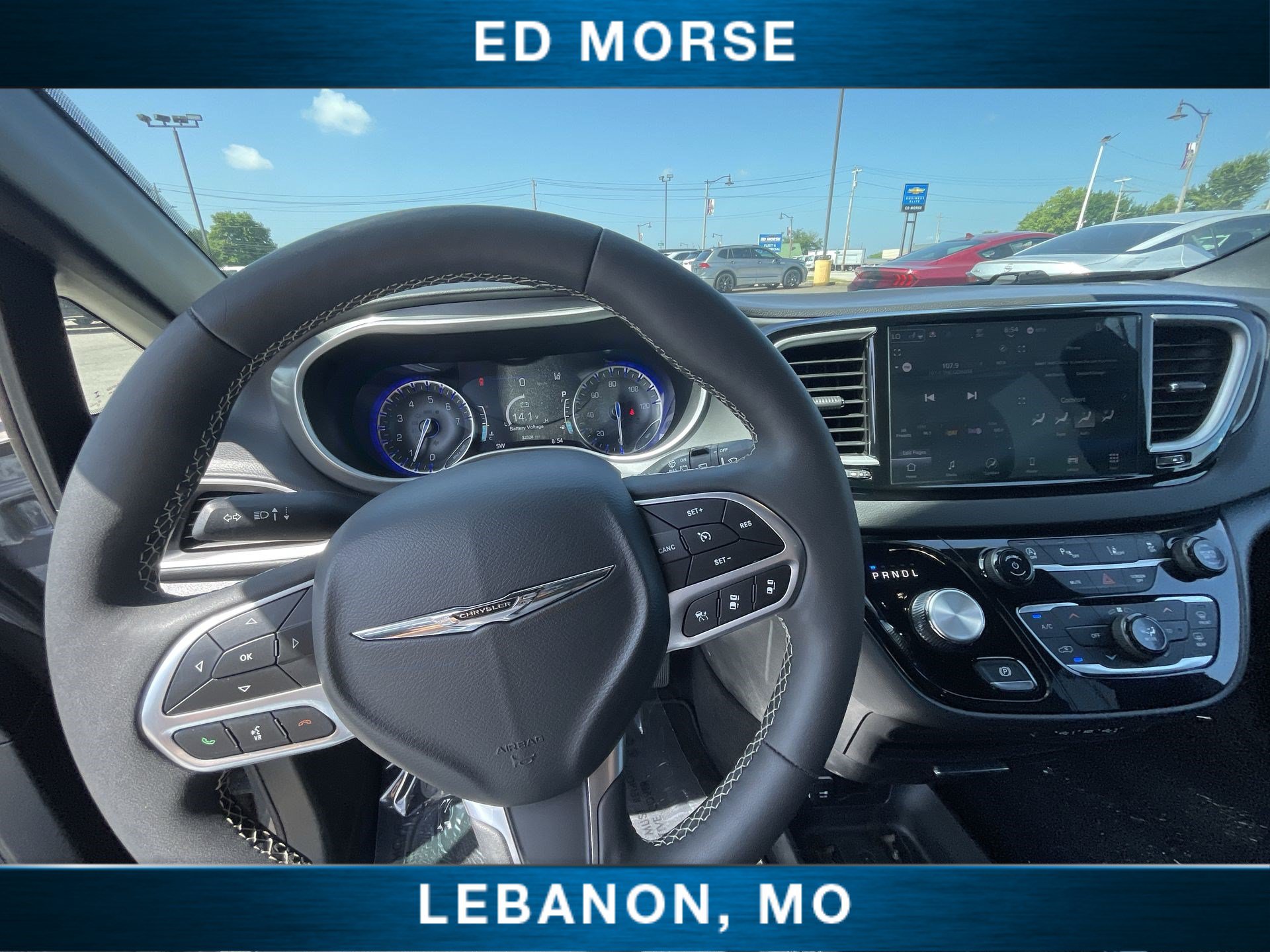 Used 2025 Chrysler Pacifica Select FWD image 11