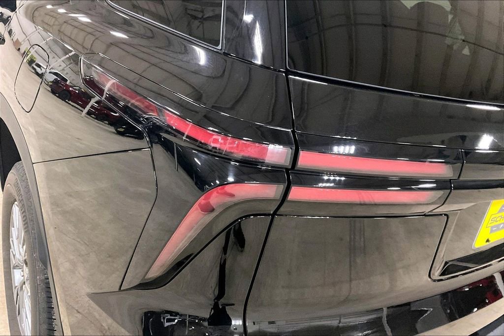 Used 2025 Chevrolet Traverse LT AWD/4WD image 28