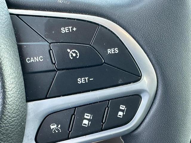 Used 2024 Chrysler Pacifica Touring-L FWD image 21