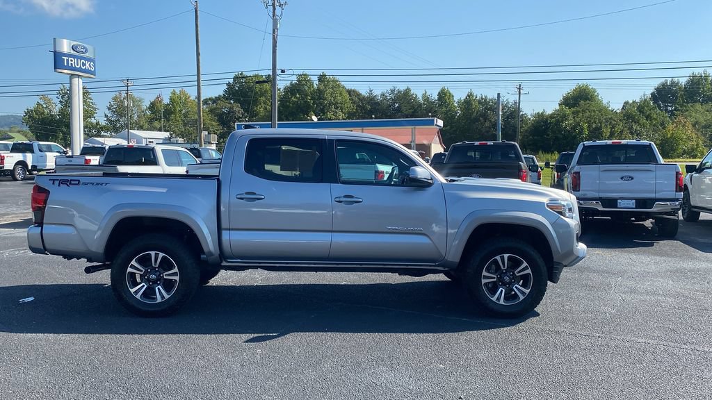 Used 2018 Toyota Tacoma TRD Sport w/ Technology Package RWD image 4