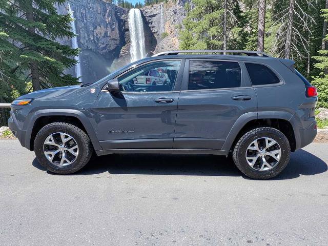 Used 2017 Jeep Cherokee Trailhawk w/ Comfort & Convenience Group AWD/4WD image 3