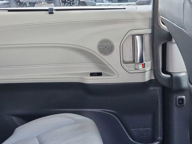 Used 2021 Toyota Sienna Limited image 32