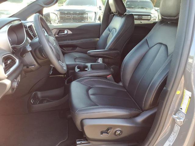 Used 2025 Chrysler Pacifica Select FWD image 9