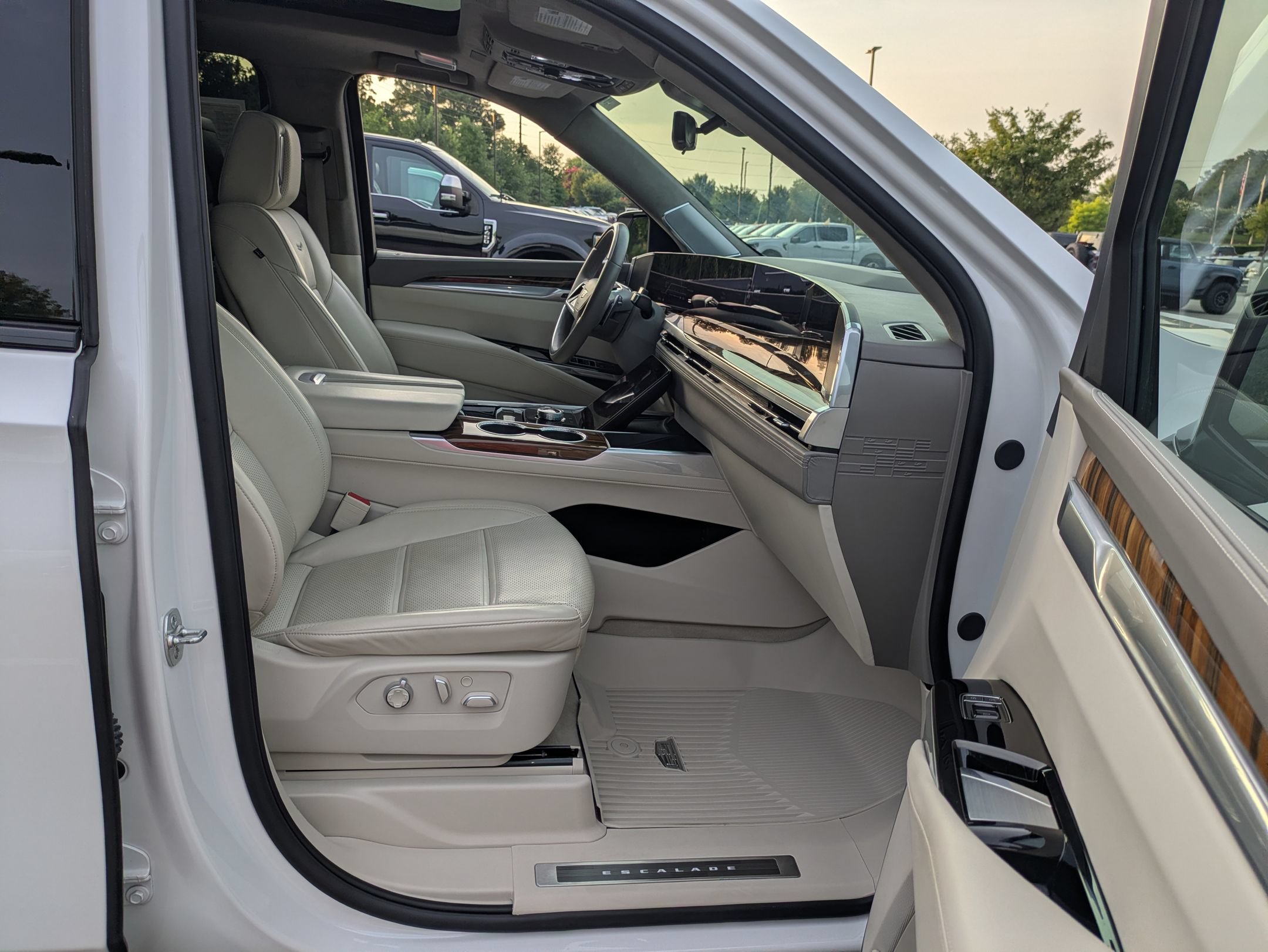 Used 2025 Cadillac Escalade ESV Sport Platinum AWD/4WD image 39