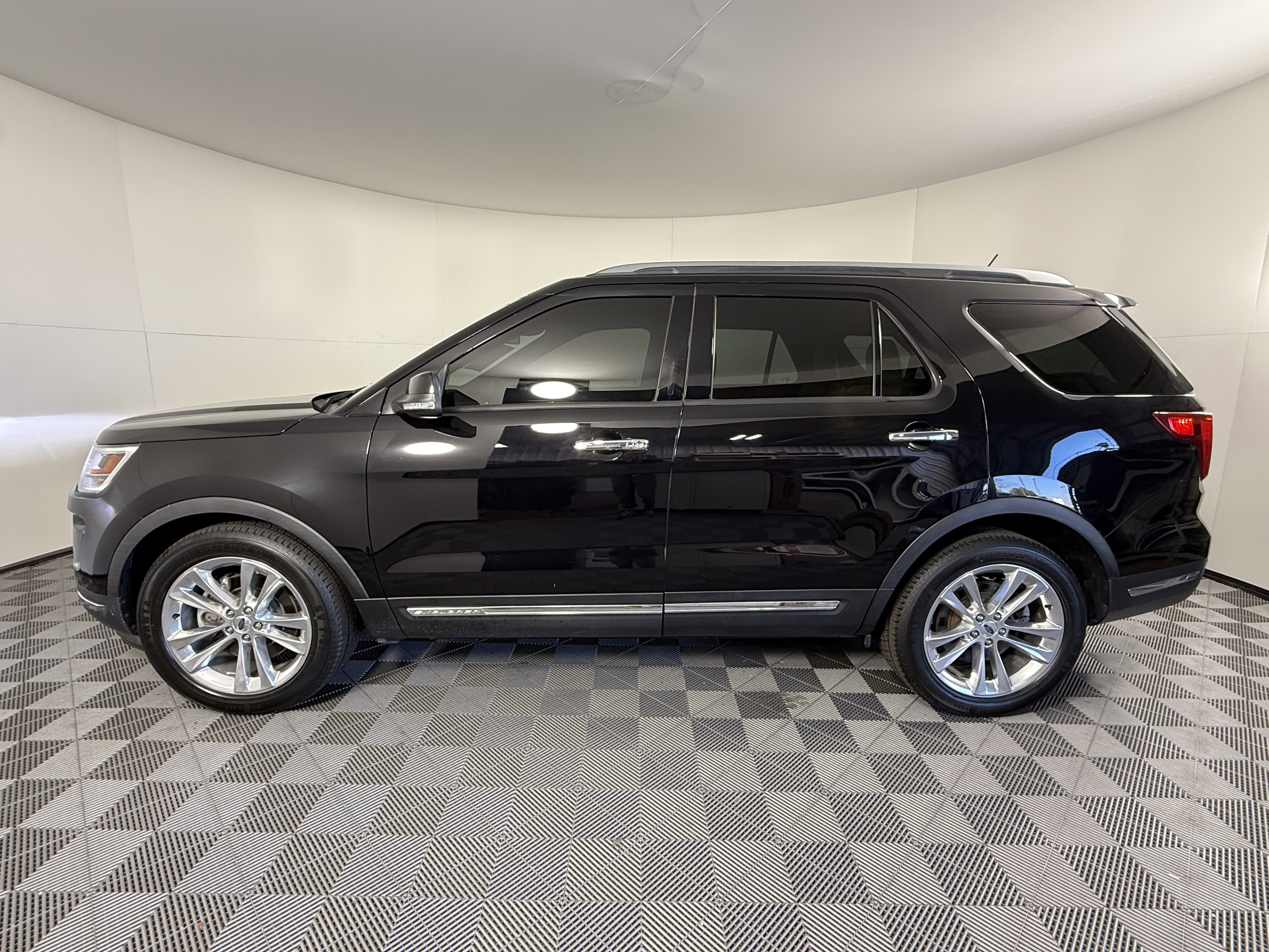 Certified 2019 Ford Explorer Limited w/ Ford Safe & Smart Package image 5