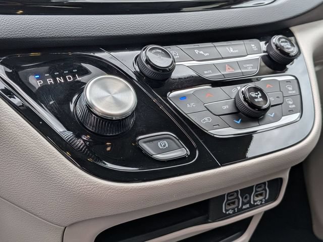 Used 2024 Chrysler Pacifica Touring-L FWD image 22