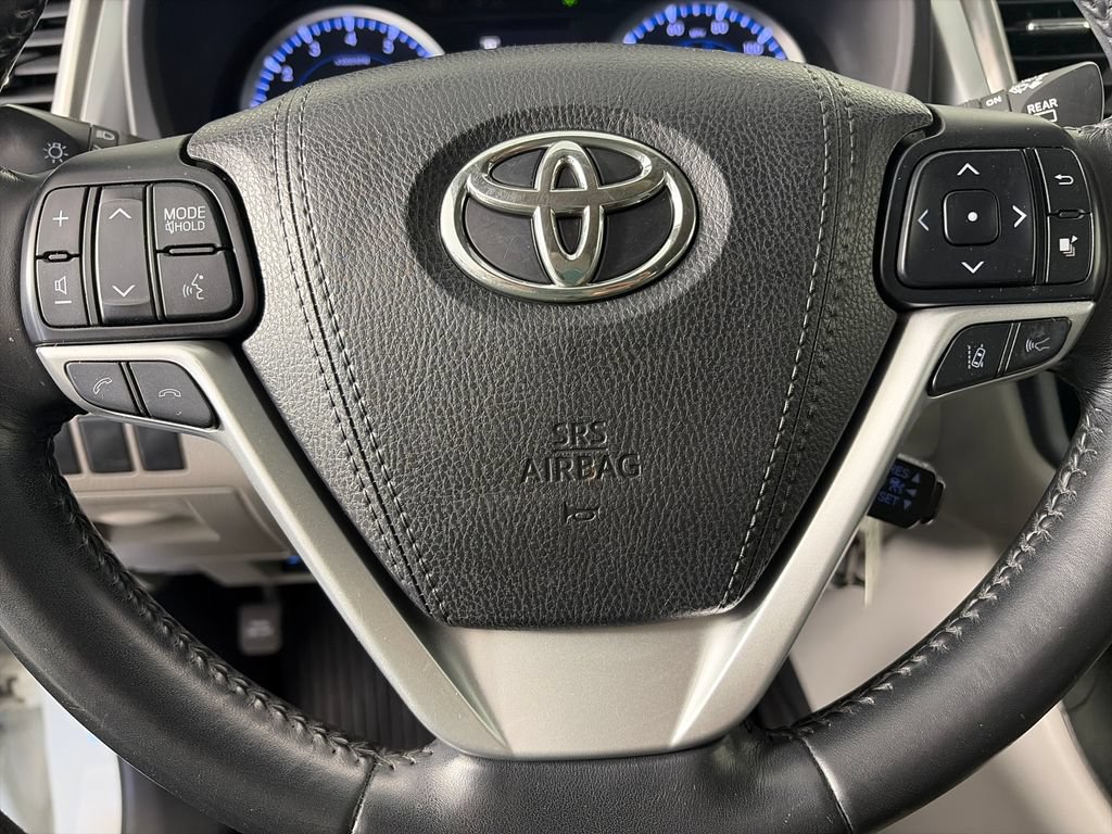 Used 2018 Toyota Highlander Plus w/ Carpet Mat Package (TMS) AWD/4WD image 16