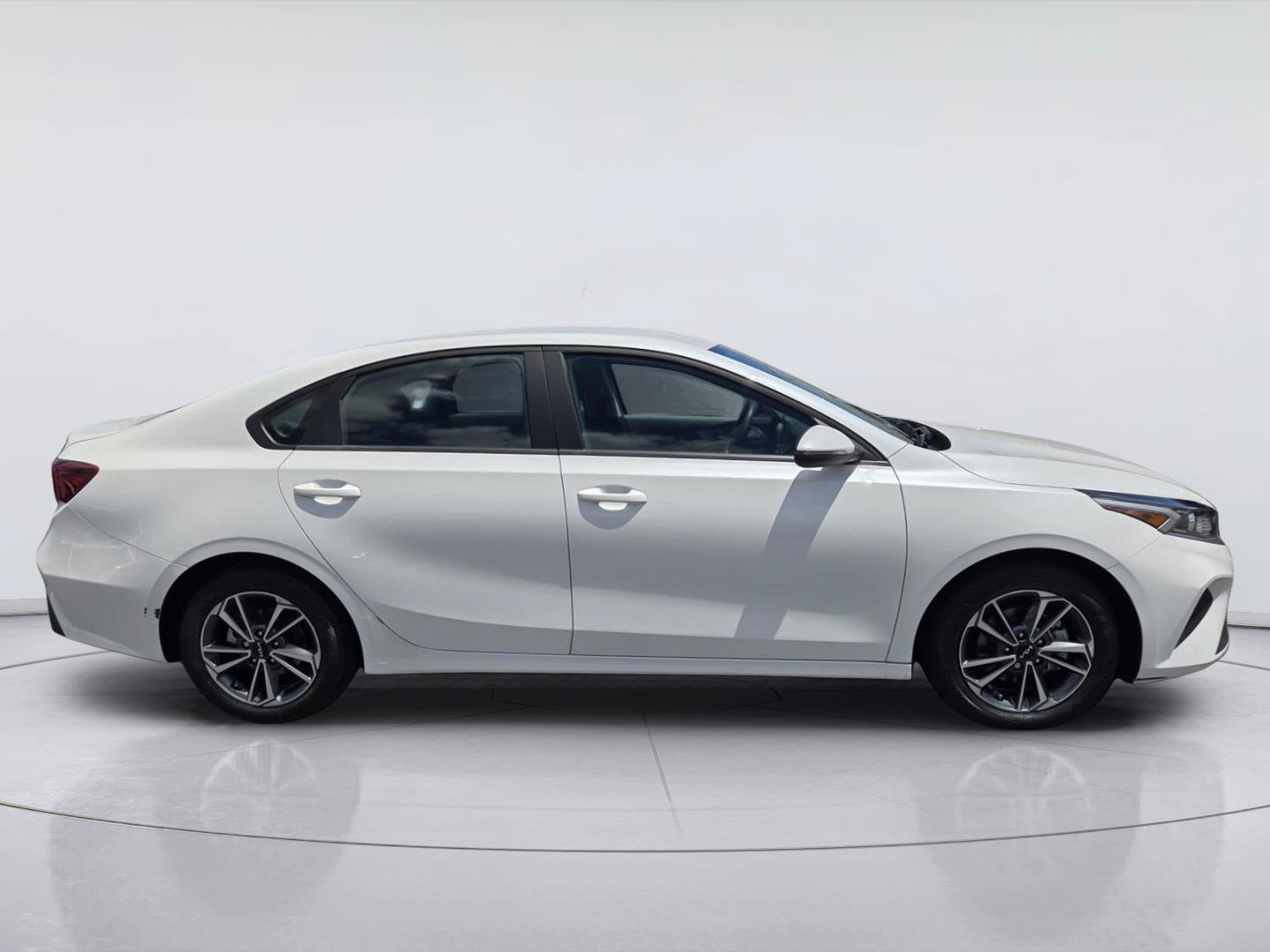 Used 2024 Kia Forte LXS w/ LXS Technology Package FWD image 4