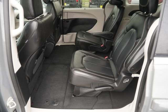 Used 2023 Chrysler Pacifica Touring-L FWD image 12