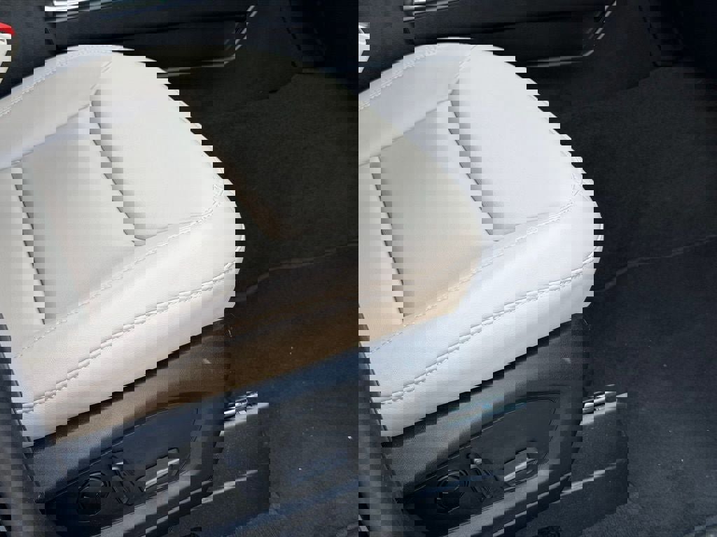 Certified 2022 Ford Explorer XLT w/ Equipment Group 202A image 14