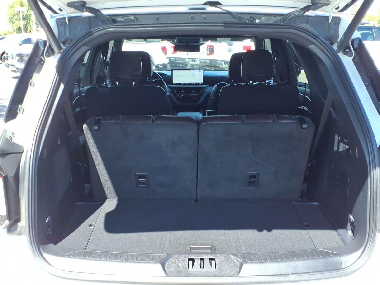 Certified 2025 Ford Explorer Platinum RWD image 17