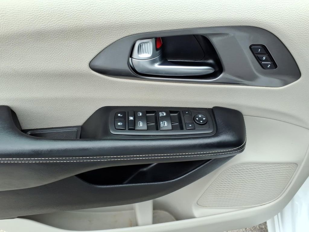 Used 2022 Chrysler Pacifica Touring-L FWD image 16